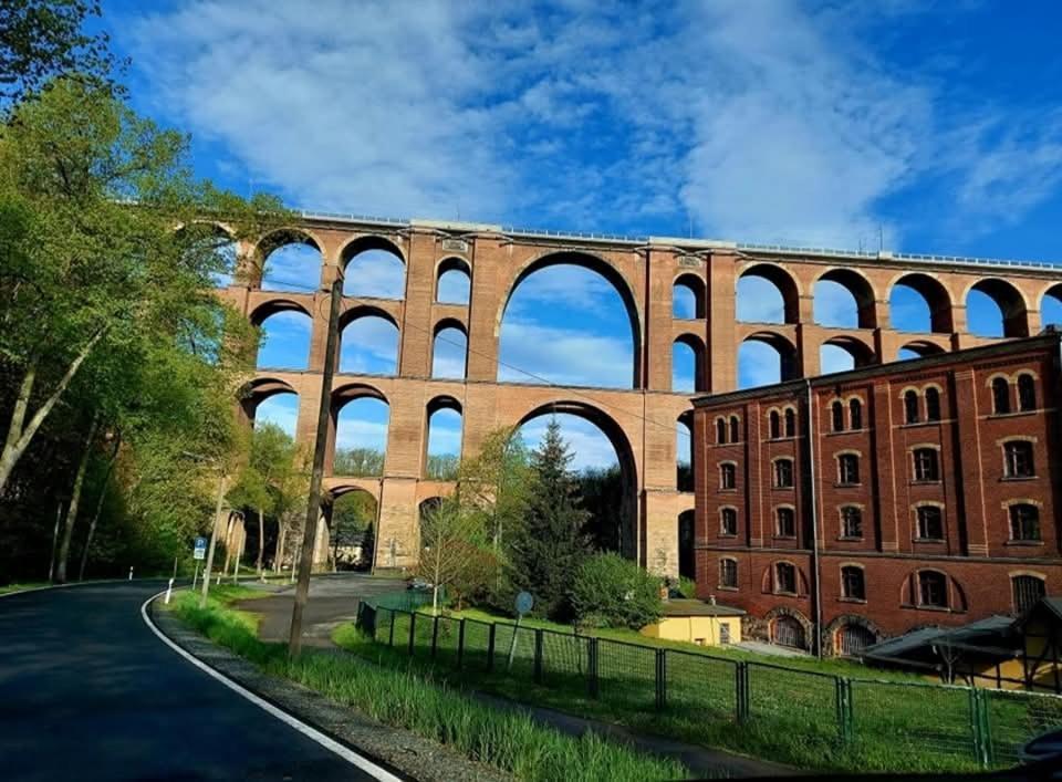 Ferienwohnung "Blick Mylau" - Naehe Freizeitpark Plohn & Weltgroesster Ziegelsteinbruecke ライヒェンバッハ・イム・フォークトラント エクステリア 写真